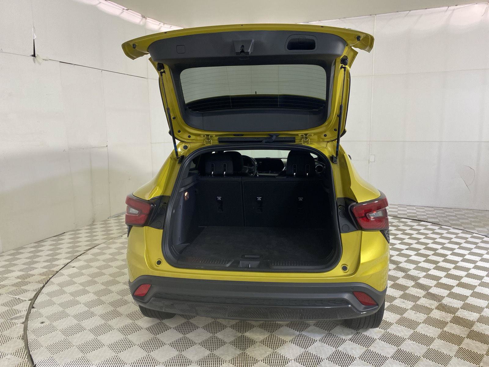 Certified 2024 Chevrolet Trax RS w/ Driver Confidence Package FWD image 8