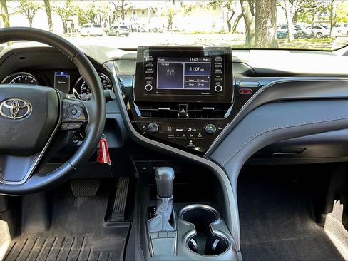 Used 2023 Toyota Camry SE image 9