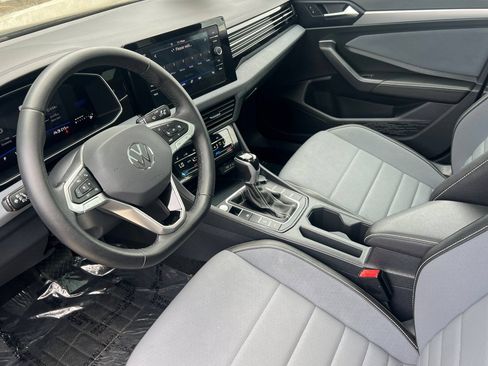 Used 2025 Volkswagen Jetta SE FWD image 7