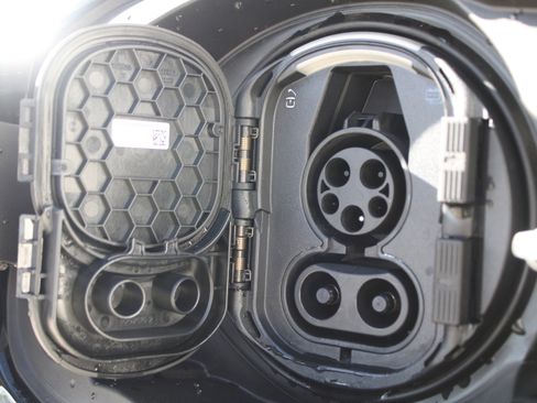 Used 2025 Mercedes-Benz GLC 350e 4MATIC image 25