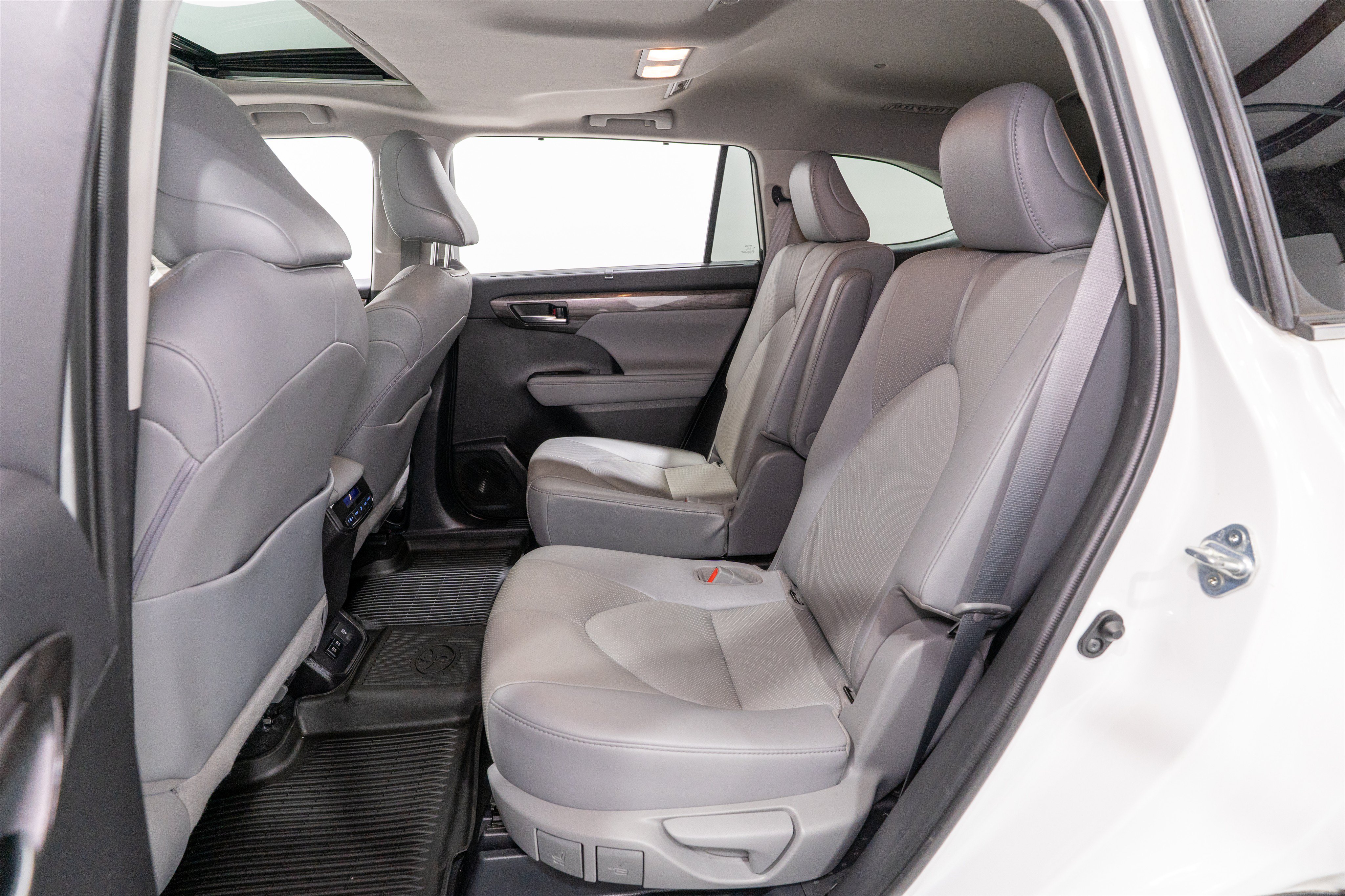 Used 2021 Toyota Highlander Limited FWD image 33