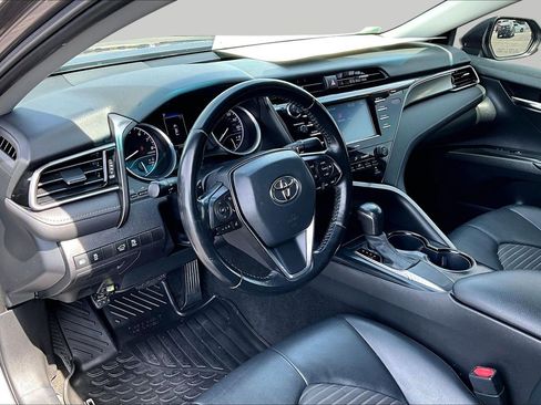 Used 2020 Toyota Camry SE FWD image 12