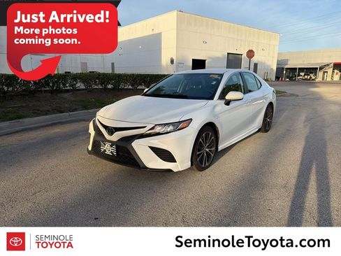 Used 2020 Toyota Camry SE FWD image 1