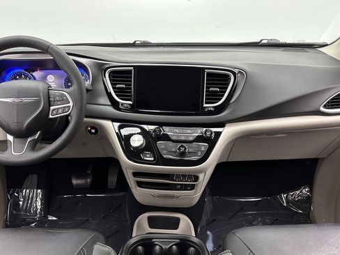 Used 2022 Chrysler Pacifica Touring-L FWD image 25