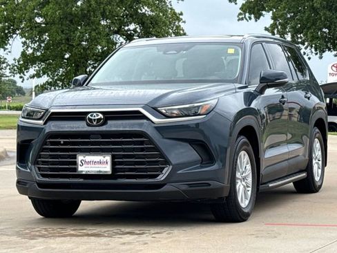 Used 2025 Toyota Grand Highlander AWD image 3