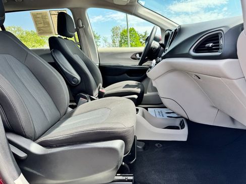 Used 2023 Chrysler Voyager LX FWD image 10