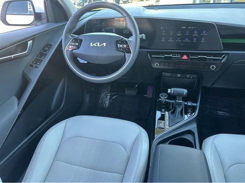 Certified 2025 Kia Niro EX image 12