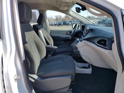 Used 2024 Chrysler Voyager LX image 21