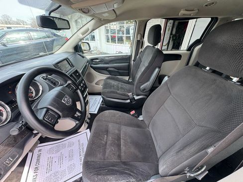 Used 2018 Dodge Grand Caravan SE w/ UConnect Hands-Free Group image 11