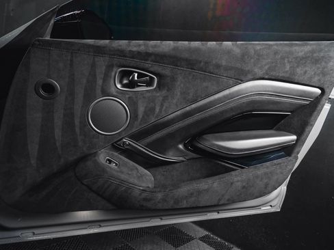 Used 2021 Aston Martin V8 Vantage Coupe image 38