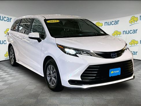 Used 2025 Toyota Sienna LE image 1