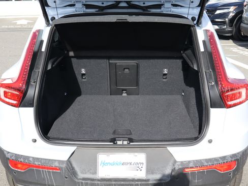 Used 2025 Volvo XC40 B5 Core image 32