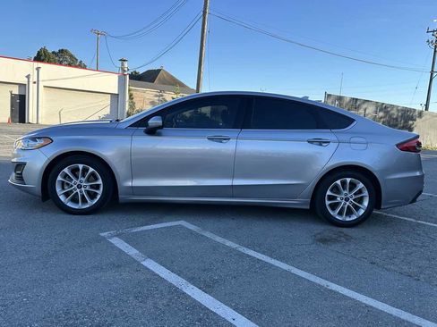 Used 2020 Ford Fusion SE image 2