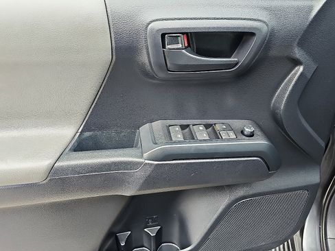 Used 2018 Toyota Tacoma SR image 12