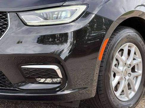 Certified 2023 Chrysler Pacifica Touring-L FWD image 10