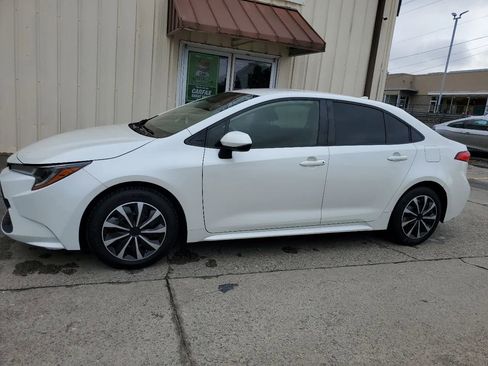 Used 2020 Toyota Corolla LE image 3