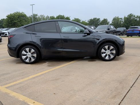 Used 2024 Tesla Model Y 2WD image 11