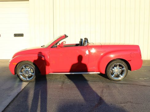 Used 2004 Chevrolet SSR w/ Preferred Equipment Group image 17