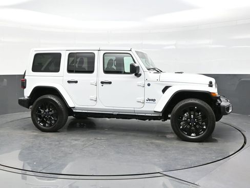 Used 2025 Jeep Wrangler Unlimited Sahara w/ Safety Group AWD/4WD image 8