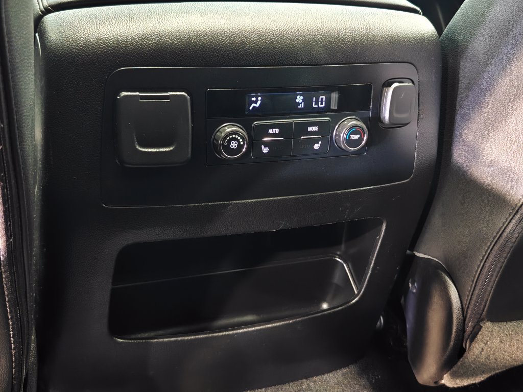 Used 2018 Chevrolet Suburban Premier w/ RST Edition AWD/4WD image 33