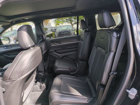New 2025 Jeep Grand Cherokee L Limited w/ Luxury Tech Group II AWD/4WD image 15