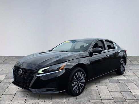 Used 2024 Nissan Altima 2.5 SV AWD/4WD image 3