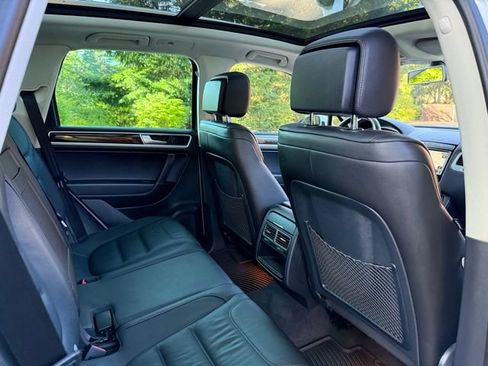 Used 2015 Volkswagen Touareg Sport AWD/4WD image 28