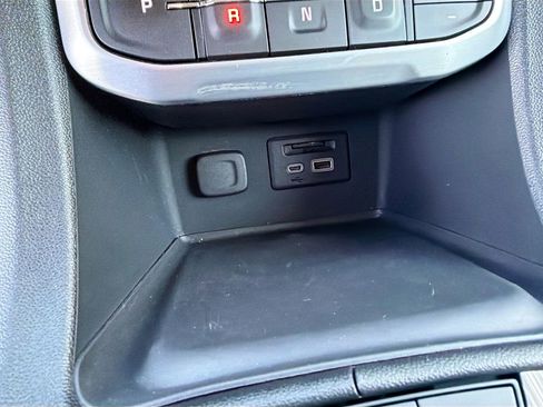 Used 2023 GMC Acadia SLT image 32