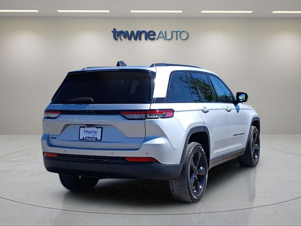 Used 2023 Jeep Grand Cherokee Altitude AWD/4WD image 5