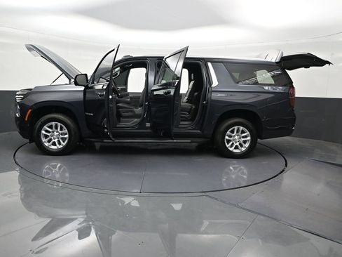 Used 2025 Chevrolet Suburban LS RWD image 34