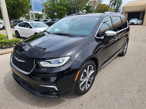 Used 2024 Chrysler Pacifica Pinnacle w/ Trailer Tow Group FWD image 8