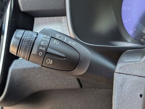 Used 2023 Volvo XC40 B5 Core image 19