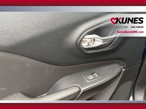 Used 2016 Jeep Cherokee Latitude FWD image 30