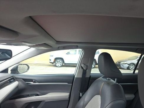 Used 2020 Toyota Camry XLE image 9