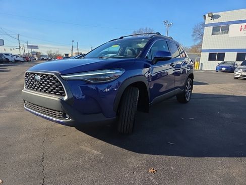 Used 2023 Toyota Corolla Cross XLE image 1