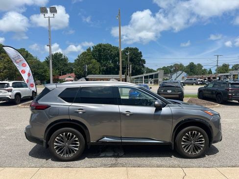Used 2025 Nissan Rogue Platinum FWD image 3