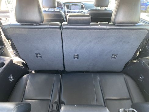Used 2019 Toyota Highlander XLE image 23