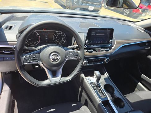 Used 2025 Nissan Altima 2.5 SV FWD image 16