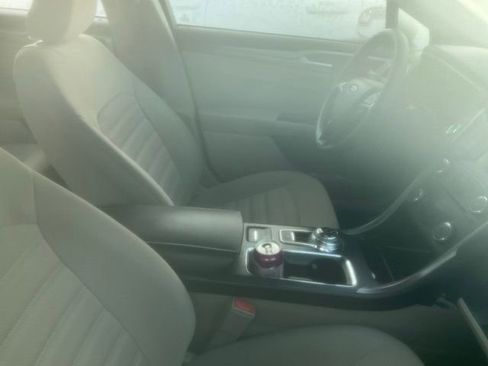 Used 2018 Ford Fusion SE FWD image 3