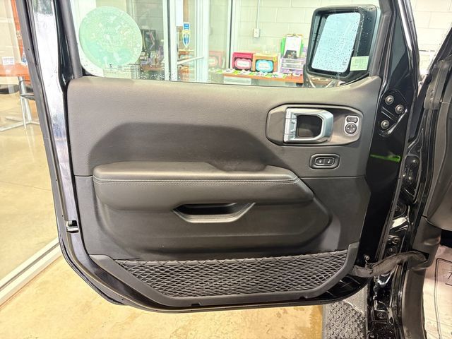 Used 2022 Jeep Wrangler Unlimited Sahara w/ LED Lighting Group AWD/4WD image 16