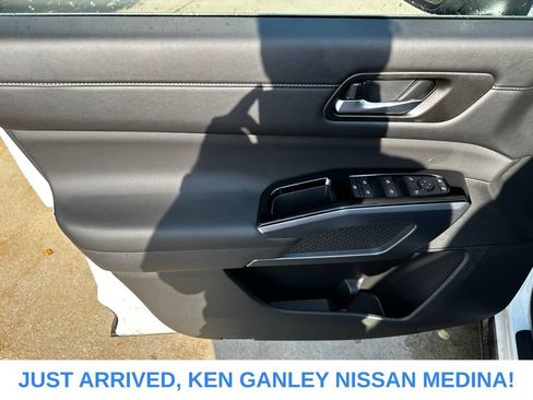 Certified 2025 Nissan Pathfinder SL w/ SL Premium Package AWD/4WD image 15