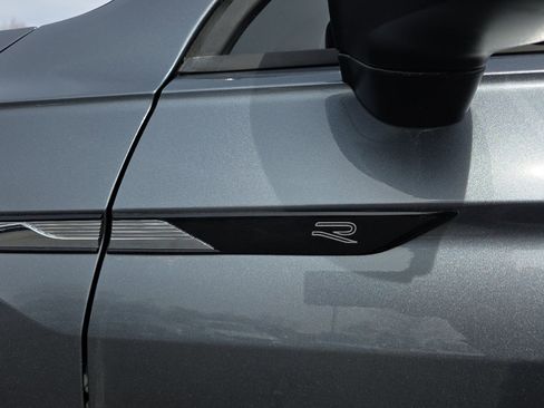 Used 2023 Volkswagen Tiguan SE R-Line image 32