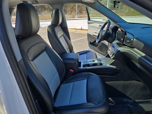 Used 2022 Ford Explorer XLT w/ Equipment Group 202A image 10