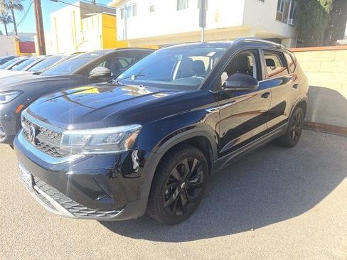 Used 2022 Volkswagen Taos SE w/ Panoramic Sunroof Package image 1