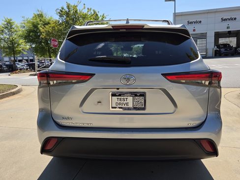 Used 2020 Toyota Highlander XLE FWD image 7