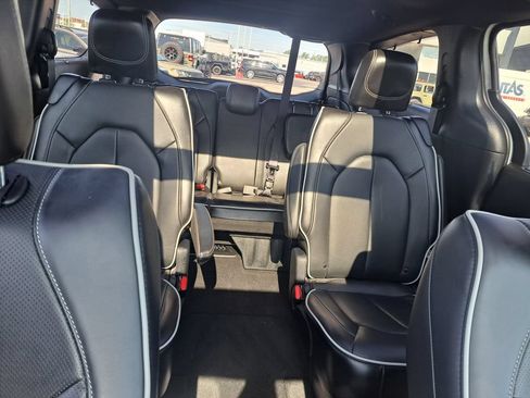 Used 2025 Chrysler Pacifica Limited FWD image 40