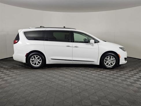 Used 2020 Chrysler Pacifica Touring-L image 2