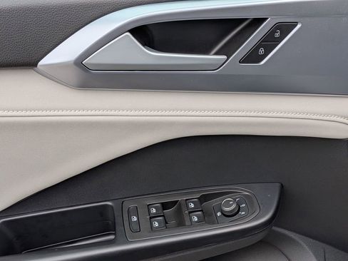 Used 2025 Volkswagen Taos SE w/ Panoramic Sunroof Package image 15