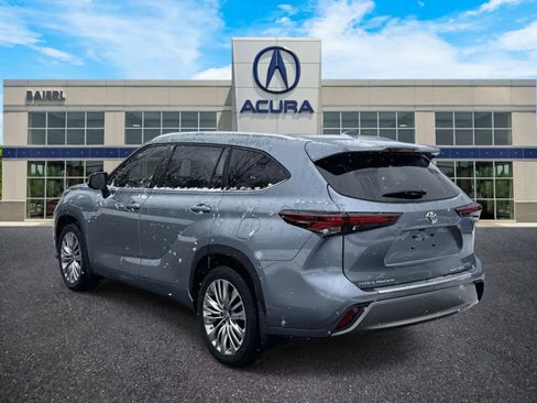 Used 2024 Toyota Highlander Platinum image 3