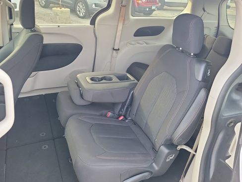 Used 2020 Chrysler Pacifica Touring w/ Tire & Wheel Group image 11